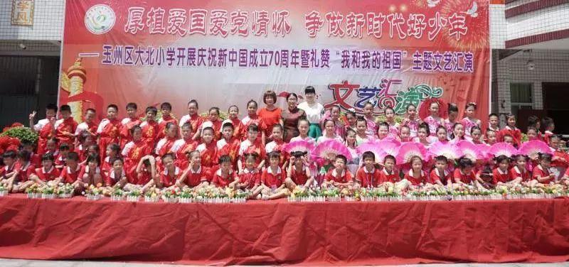 度假的时尚女孩